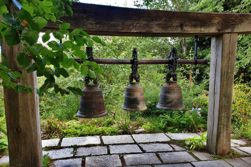 Deutschland - Wiesent - Nepal Himalaya Park - Glocken aus Myanmar