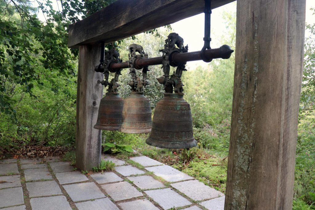 Deutschland - Wiesent - Nepal Himalaya Park - Glocken aus Myanmar 2