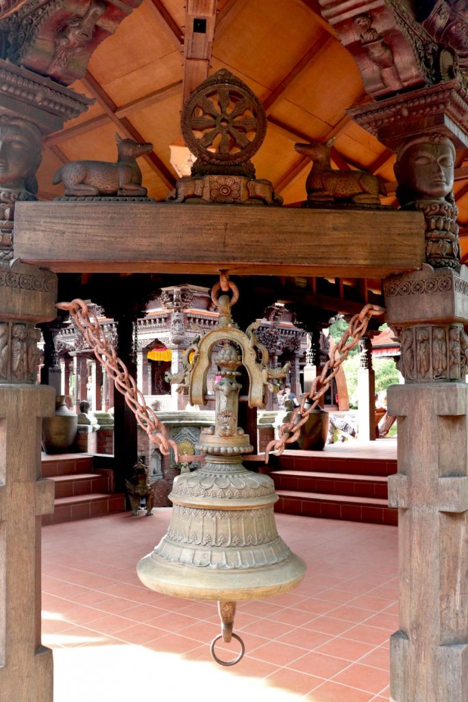 Deutschland - Wiesent - Nepal Himalaya Park - Pavillon innen Glocke