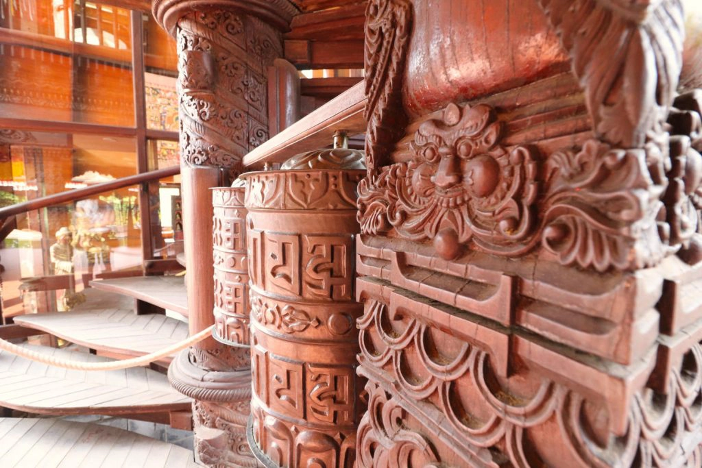 Deutschland - Wiesent - Nepal Himalaya Park - Pavillon innen Schnitzereien