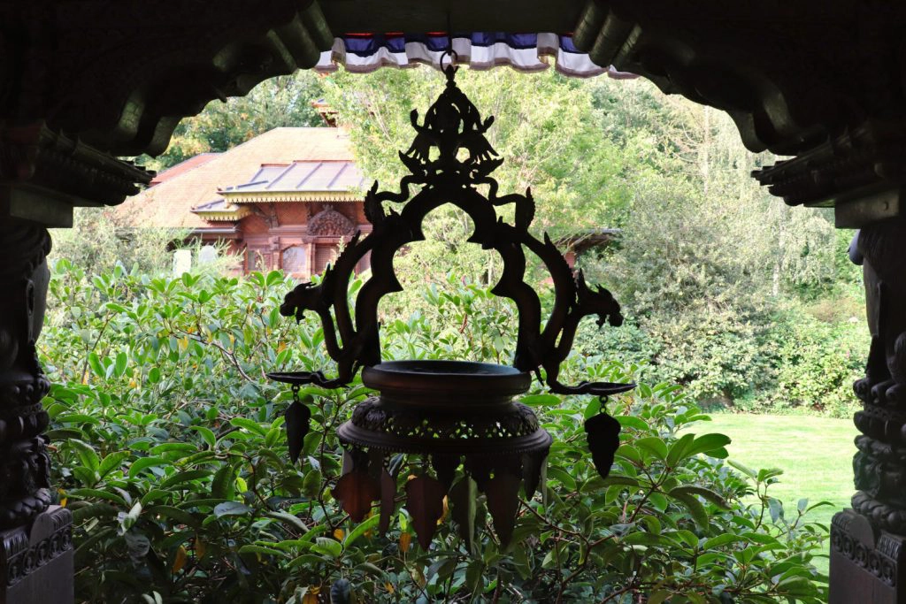 Deutschland - Wiesent - Nepal Himalaya Park - Pavillon innen Verzierungen