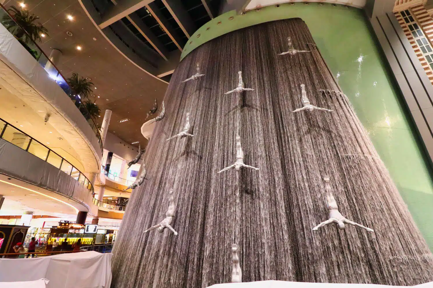 VAE - Dubai - Dubai Mall Wasserfall
