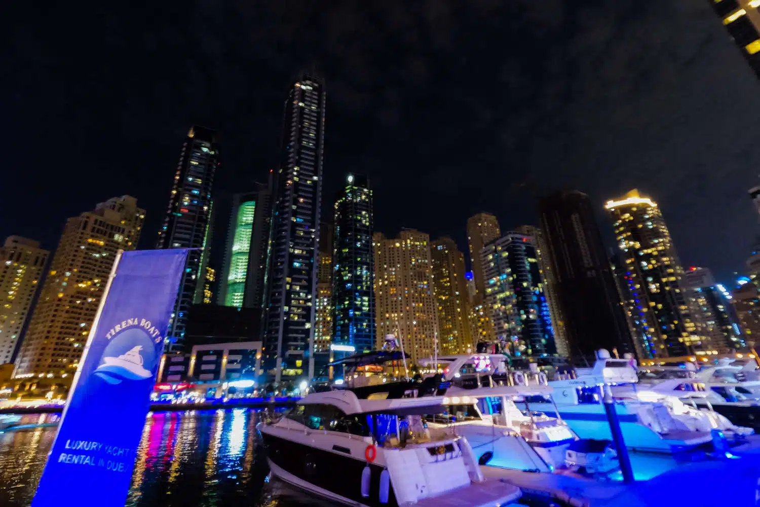 VAE - Dubai - Dubai Marina - Kanal Nachts Beleuchtet
