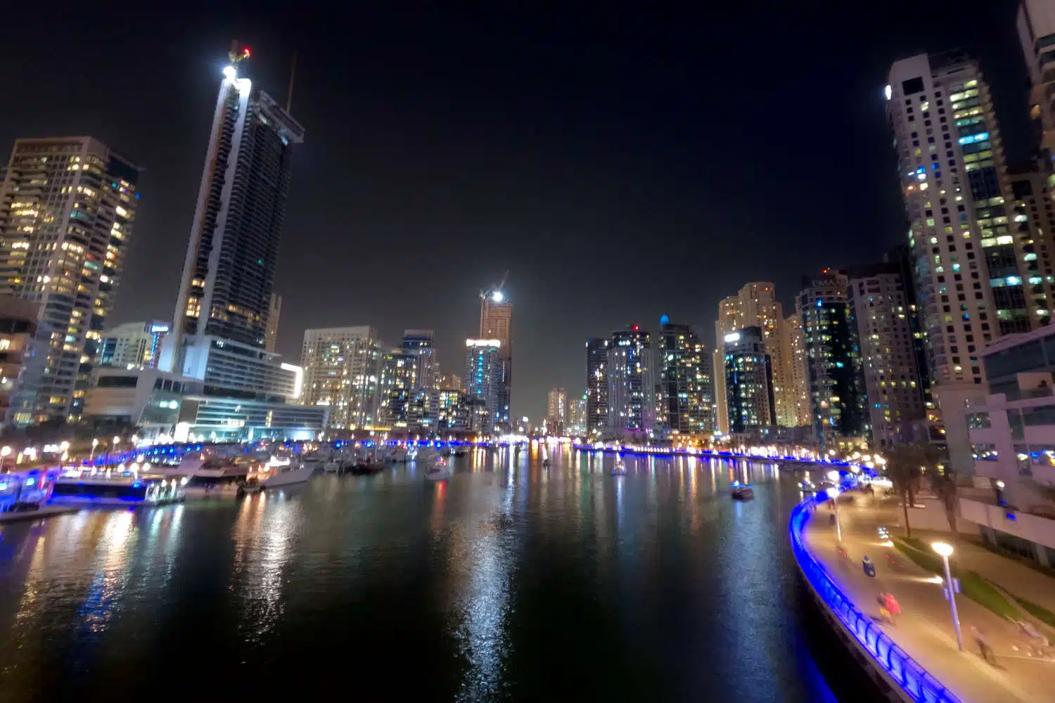 VAE - Dubai - Dubai Marina - Kanal Nachts Beleuchtet